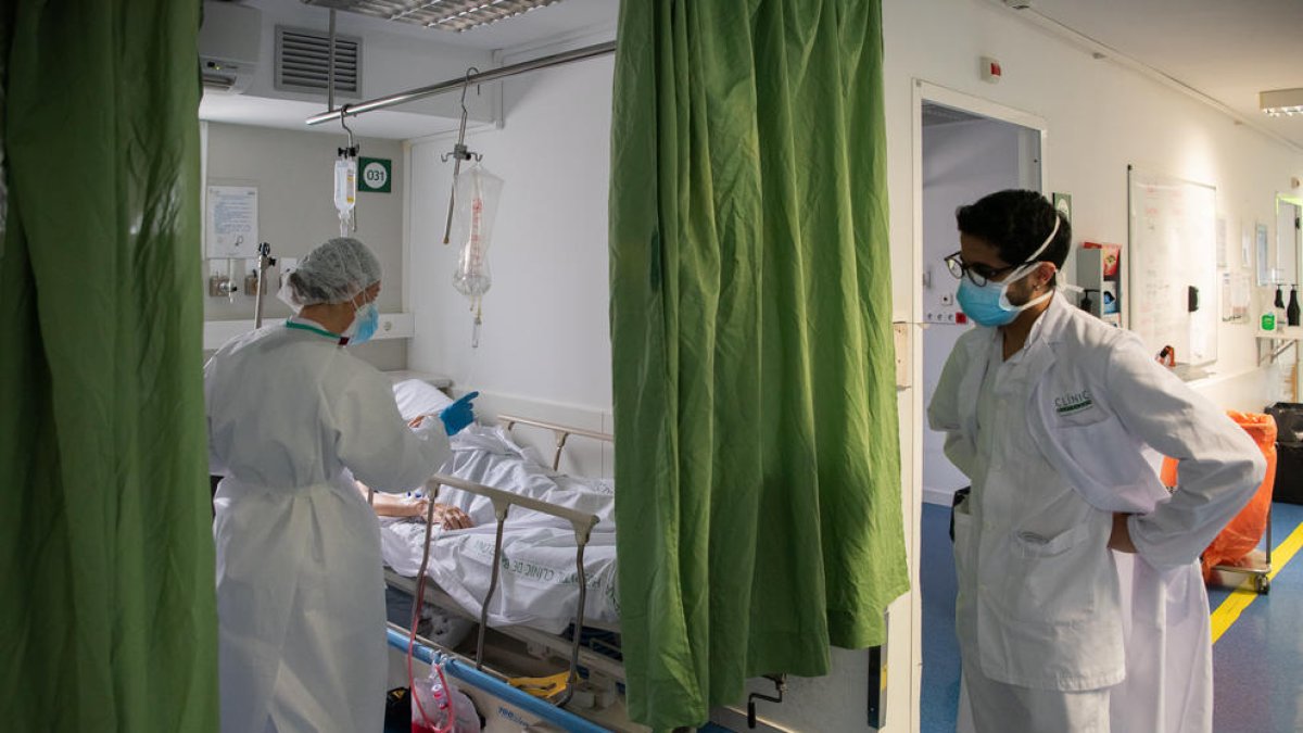 Professionals sanitaris atenen malalts de coronavirus a l'Hospital Clínic.