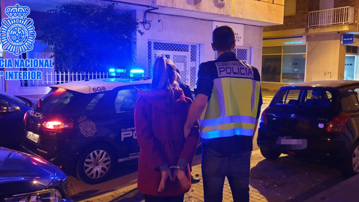 Una de las tres personas detenidas en el operativo por desmantelar el prostíbulo.