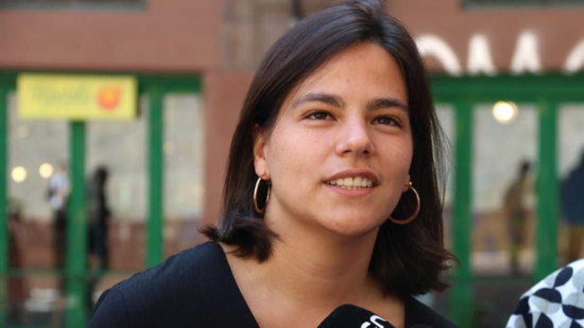 Primer pla de Núria Borràs, companya de Teresa Cardona, en una atenció als mitjans.