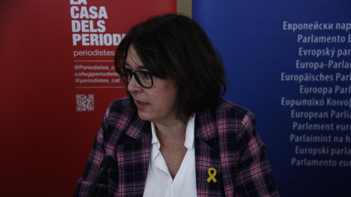 Pla mitjà de la eurodiputada, Diana Riba, en una trobada amb la premsa al Col·legi de Periodistes.