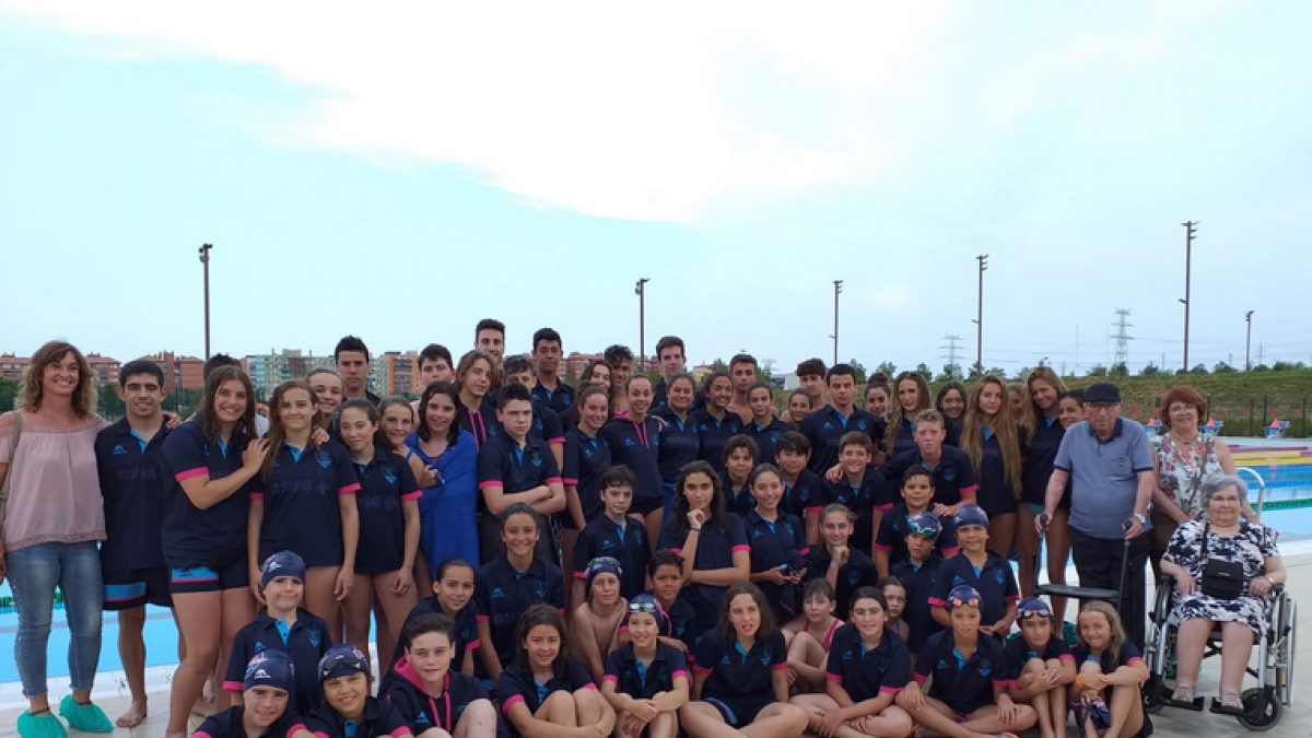 Foto de grupo del Sr. Ramos con la Secretaría de la Junta del Club y todos los nadadores participantes.