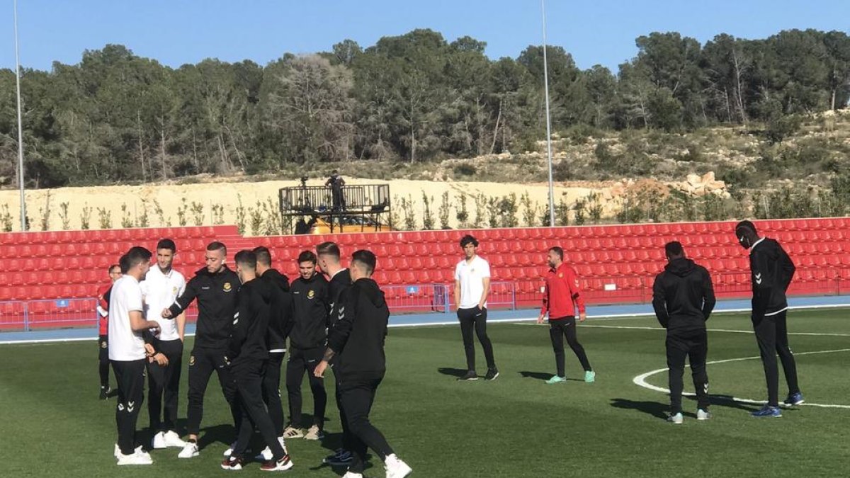 Els jugadors del Nàstic, a la gespa