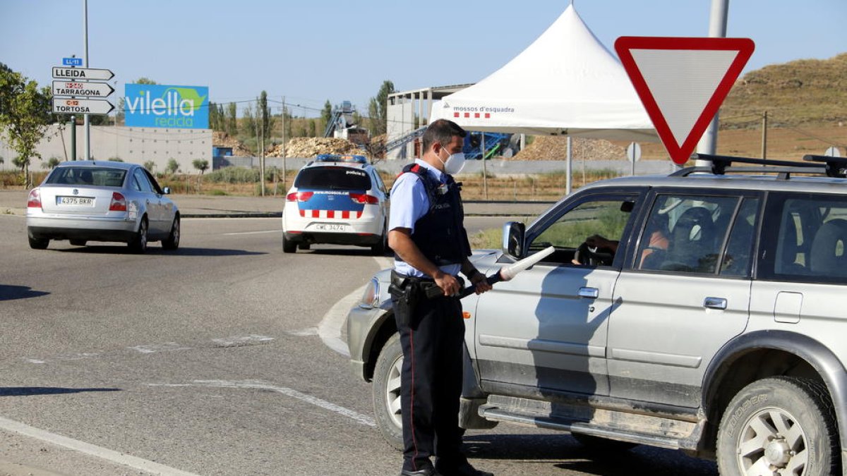 Control policial de acceso al Segrià en la rotonda de los Alamús.