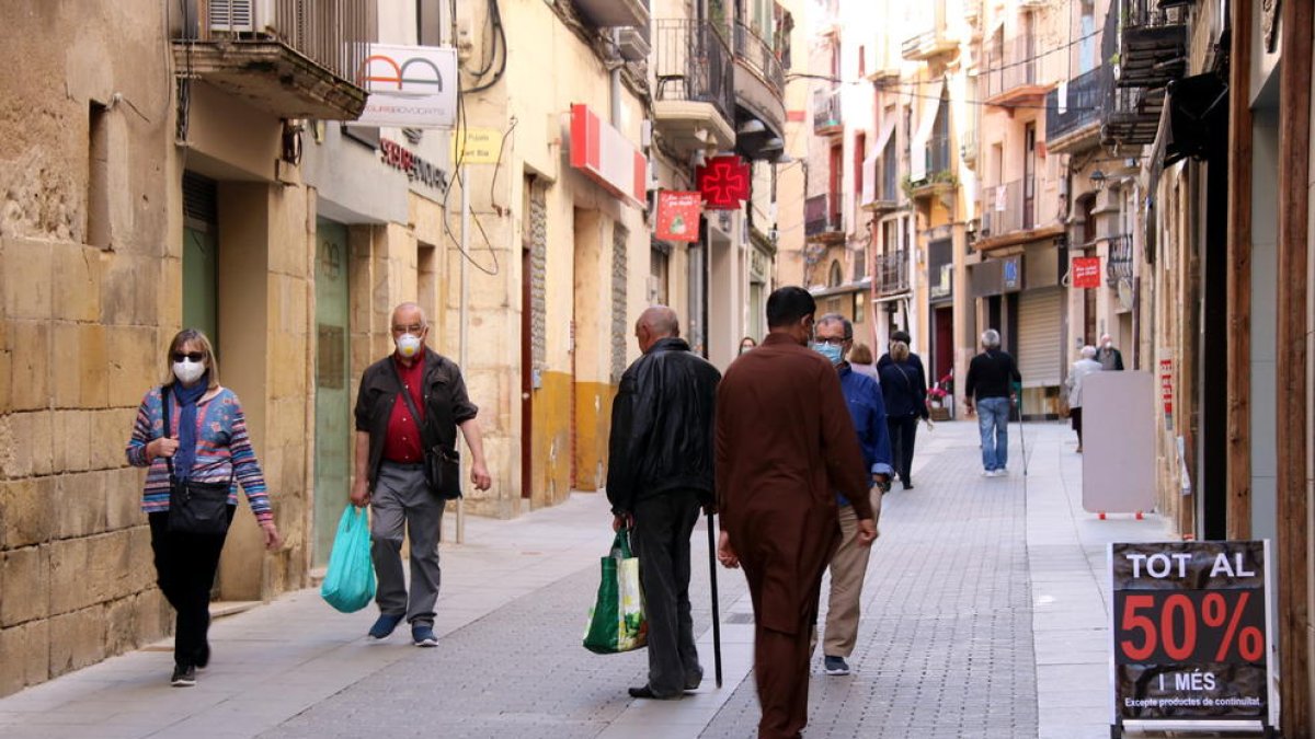 La calle Sant Blai, uno de los principales ejes comerciales de Tortosa, el primer día de fase 1 de desconfinamiento.