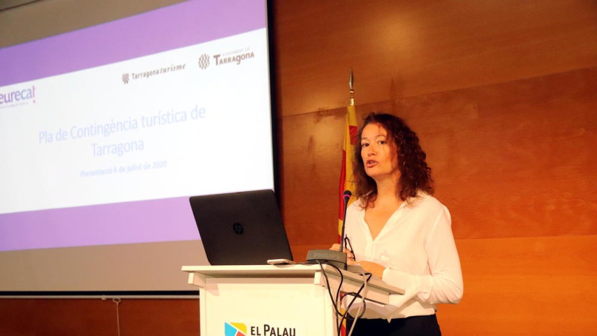 La consellera de Turisme de Tarragona, Laura Castel, durant la presentació del pla de contingència turístic