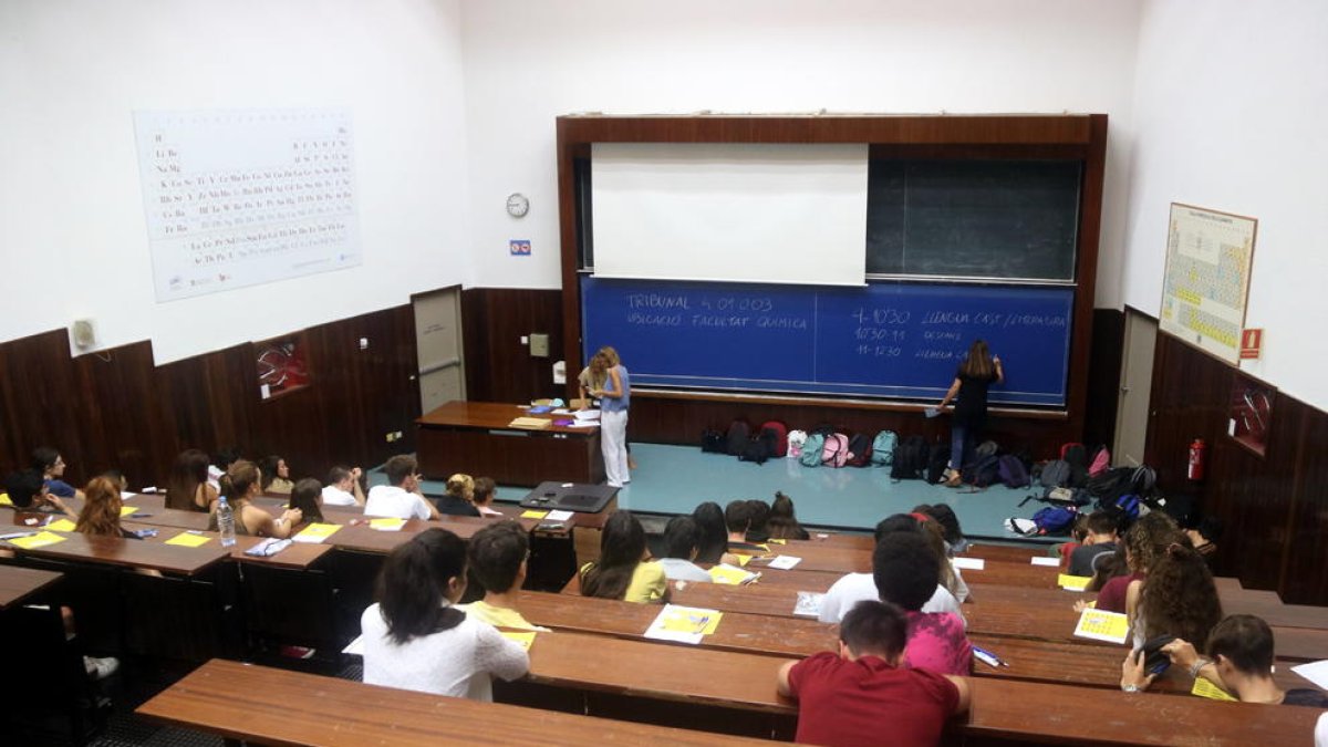 Una aula de la facultat de físcia i Química de la UB, durant la selectivitat de setembre.