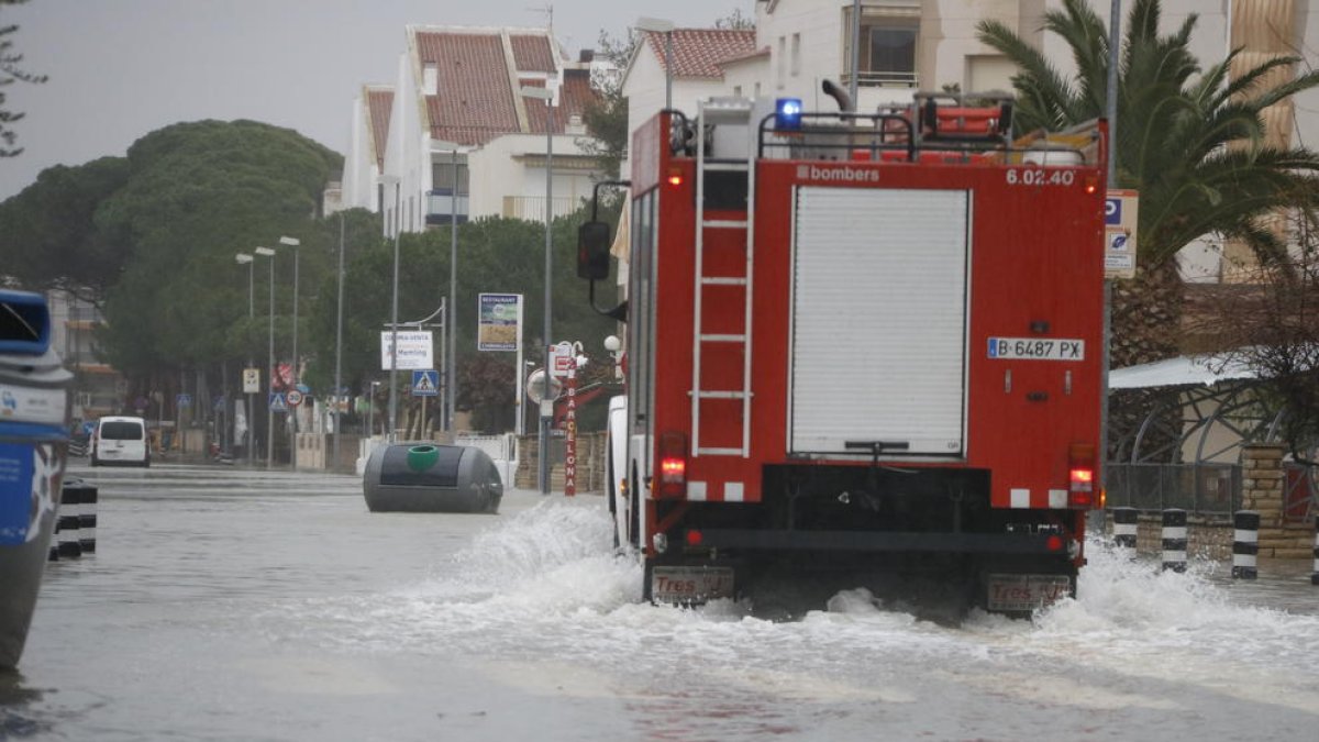 Un camión de los Bomberos circulando por la Avenida de la Diputación de Cambrils, corte por inundación.