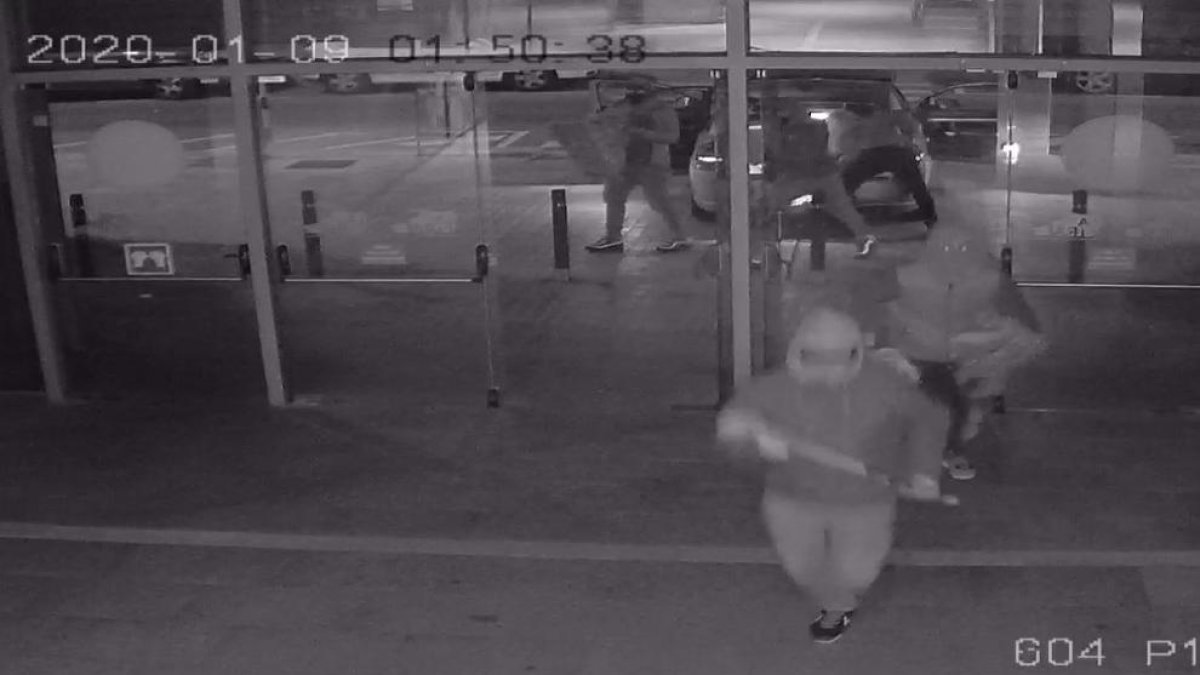 Los ladrones accediendo al centro comercial de Reus.