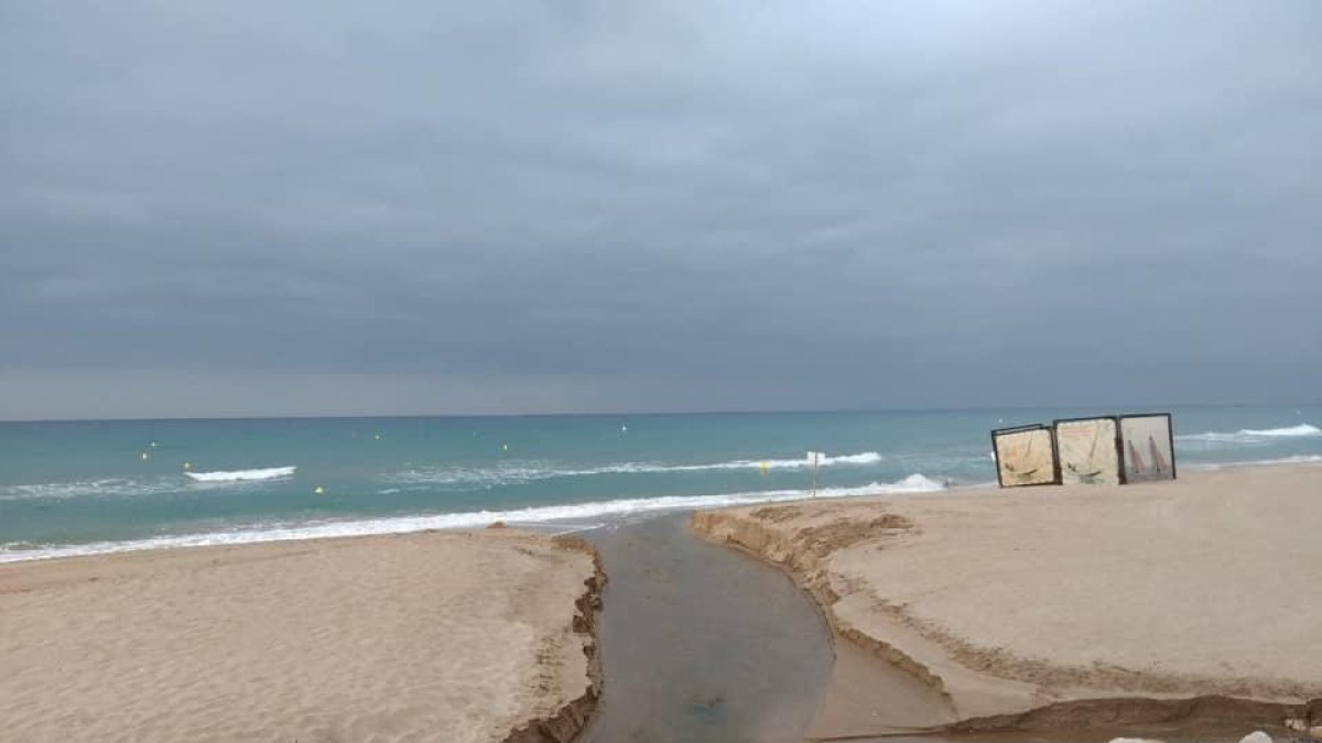 El vertido de aguas residuales ha llegado al mar.