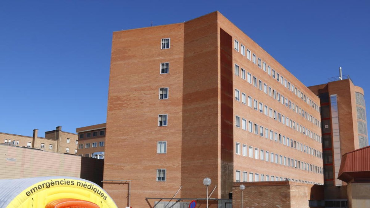 L'hospital de campanya que s'ha instal·lat per atendre casos de covid-19 i de l'hospital Arnau de Vilanova de Lleida.