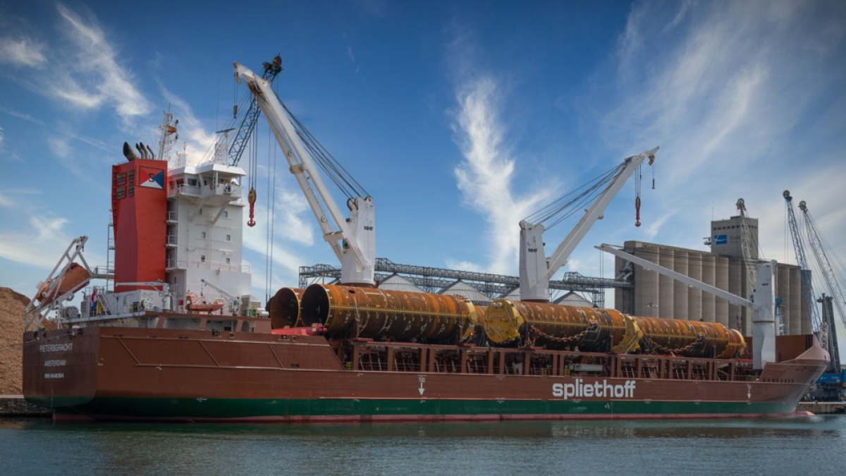 Imatge del vaixell amb les pecesde 200 tones carregades per transportar-les.
