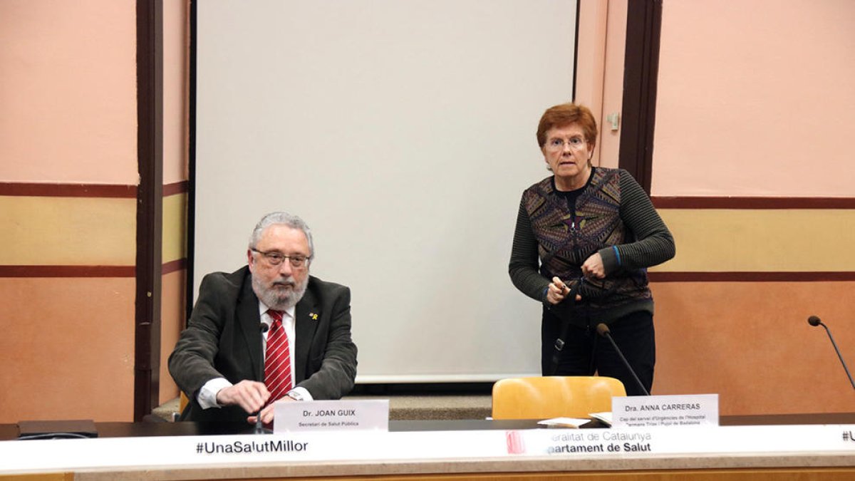 El secretari de Salut Pública, el doctor Joan Guix, i la cap del Servei d'Urgències de l'Hospital Germans Trias i Pujol de Badalona, la doctora Anna Carreras.