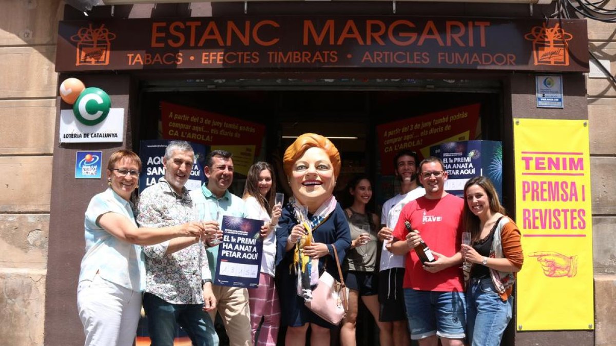 Pla general dels propietaris, treballadors i membres de la família Margarit celebrant el premi de la Grossa de Sant Joan.