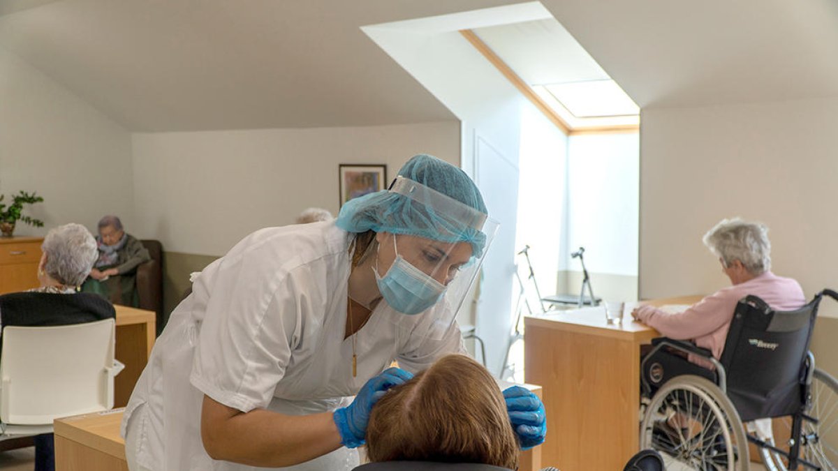 Las residencias tendrán que hacer pruebas diarias al personal y a los residentes.