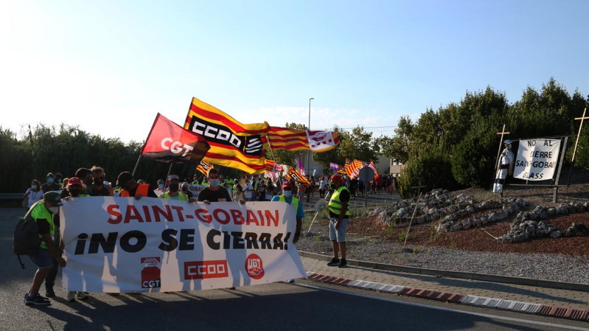 Pla general de la capçlaera de la manifestació dels treballadors de la fàbrica de Saint-Gobain de l'Arboç en la mobilització per denunciar el tancament de la divisió Glass, al seu pas per l'N-340