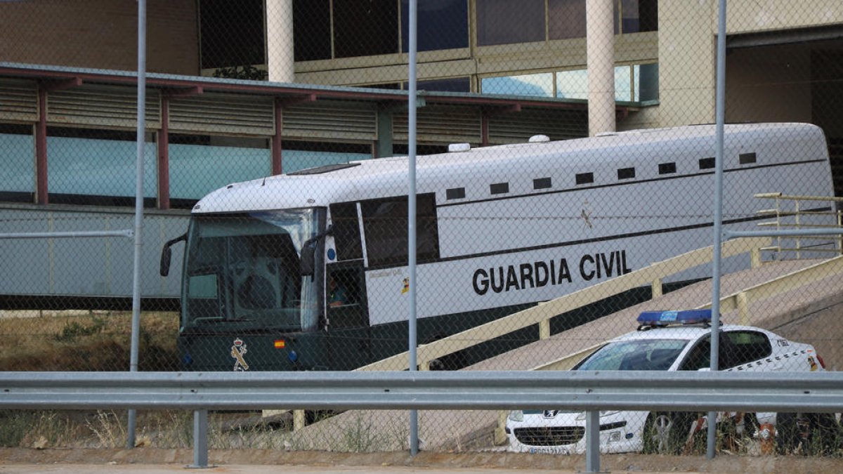 L'autocar que transporta Junqueras, Romeva, Sànchez, Cuixart, Forn, Rull i Turull surt de Soto del Real.