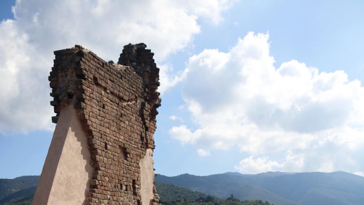 La planta del castell medieval del Brull (Osona) amb l'església al fons