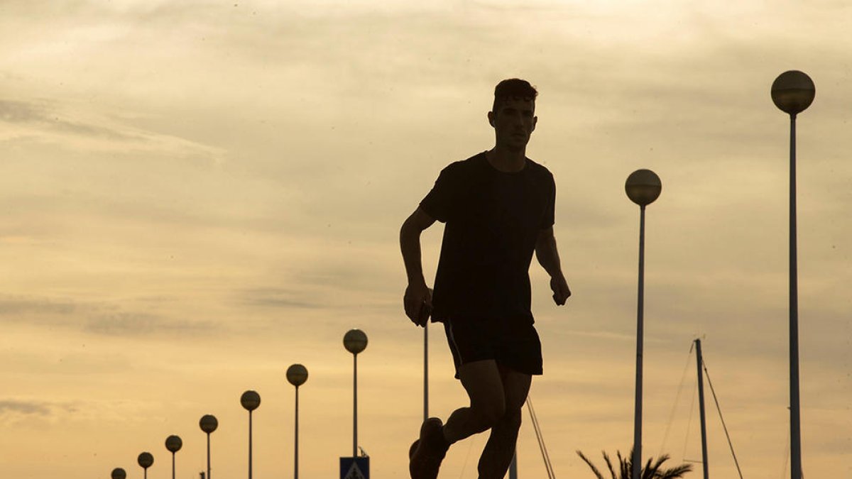 Imagen de archivo de un hombre haciendo deporte en un paseo.