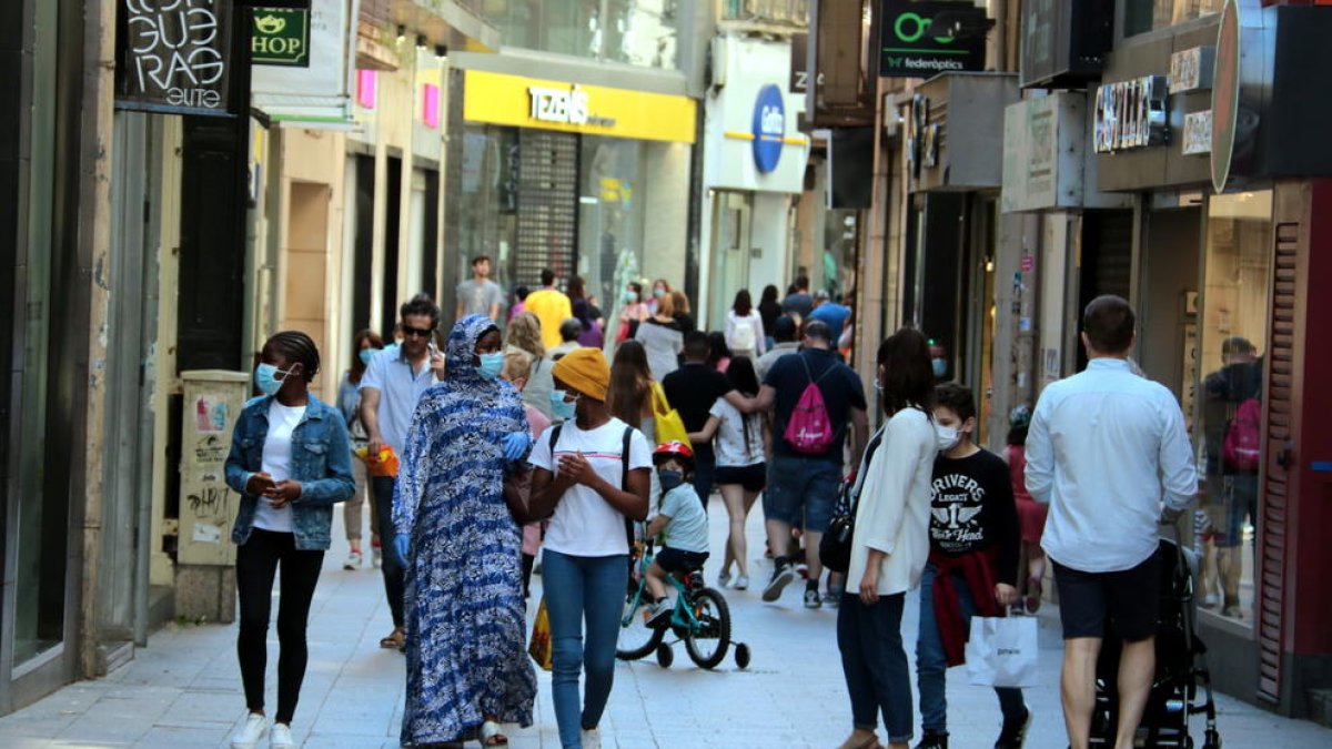 Gent caminant per l'Eix Comercial de Lleida.