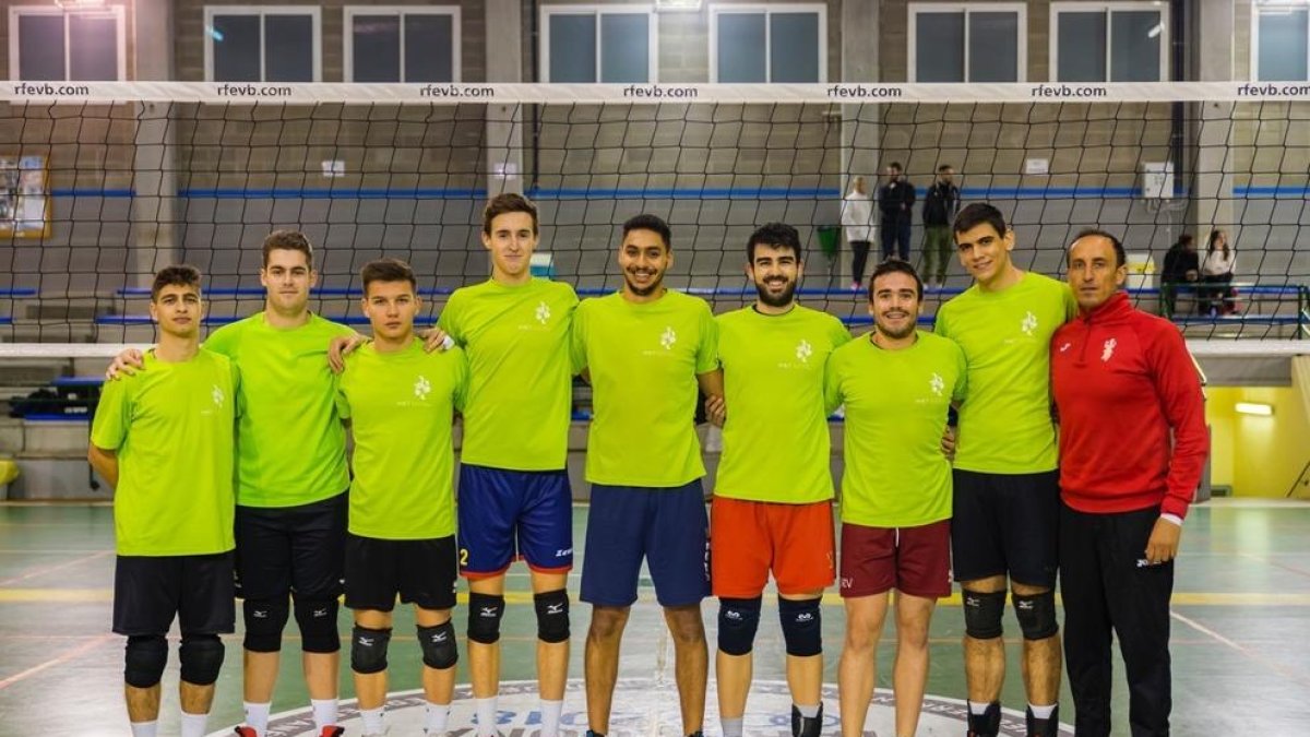Part del primer equip del Club Voleibol Sant Pere i Sant Pau que lluitarà per portar el trofeu cap a la ciutat.