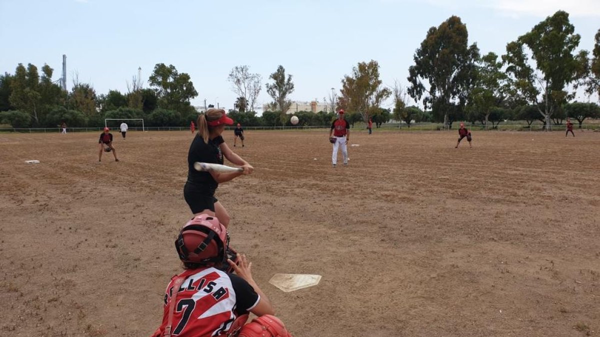 El viernes, los jugadores del Wolves hizo los primeros bateos en su nuevo campo en la Laboral.