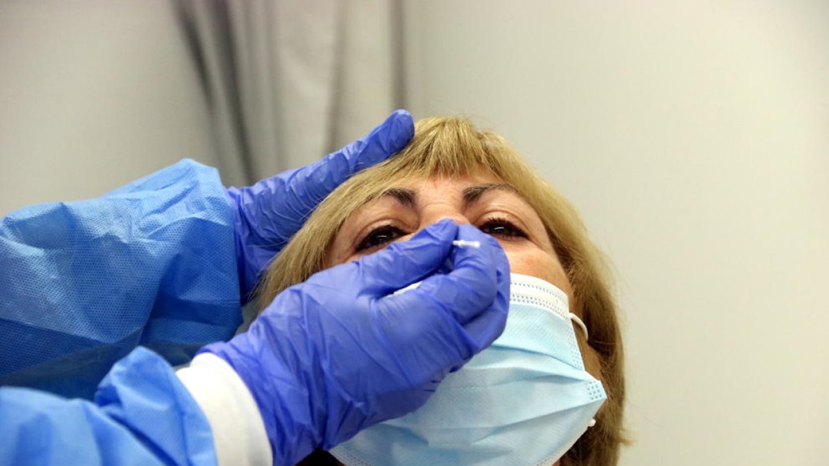 Imagen de una mujer haciéndose el test rápido de antígenos el 21 de octubre de 2020.