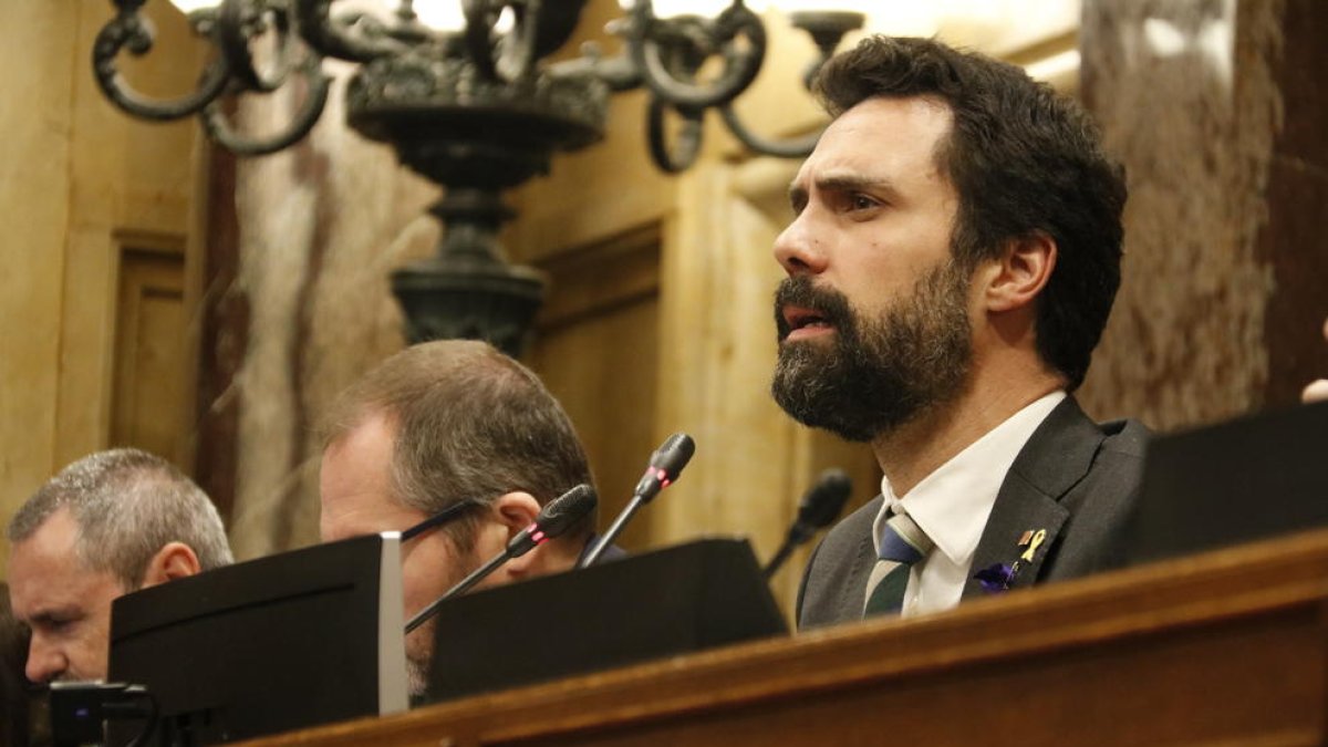 El presidente del Parlamento, Roger Torrent, en el momento de votar el presupuesto de la cámara el 4 de marzo del 2020