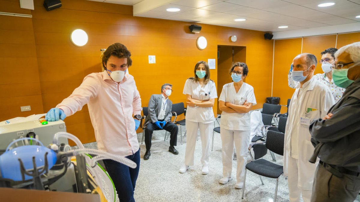 Joan Balcells explica a los profesionales sanitarios el funcionamiento de los respiraderos manuales.