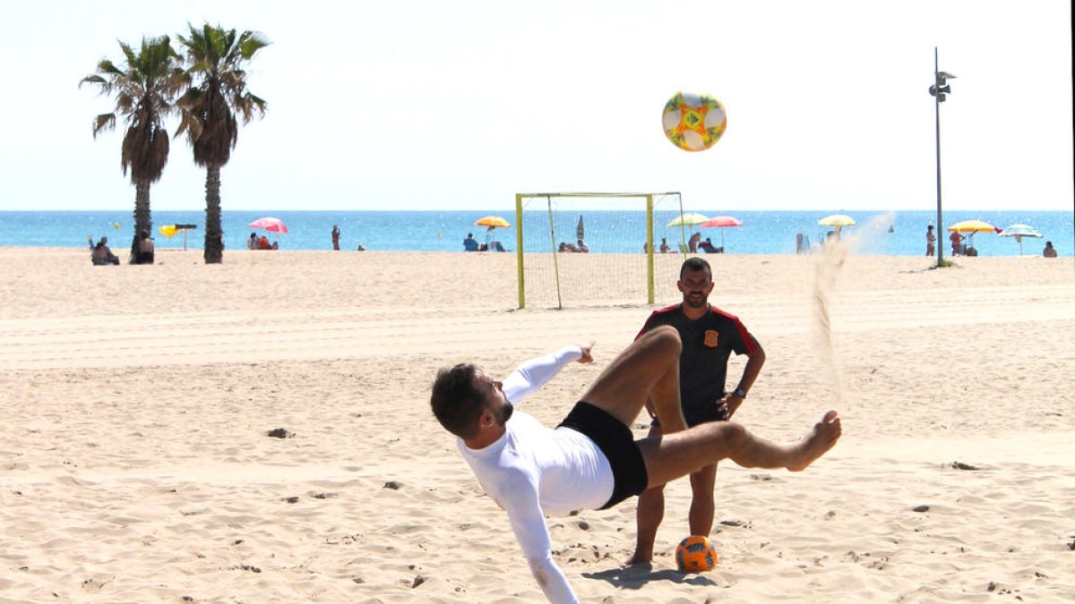 Llorenç Gómez entrenant amb Adri Frutos de fons.