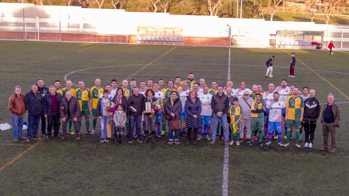 Los amigos y familiares del histórico jugador del Constantí en el acto de homenaje.