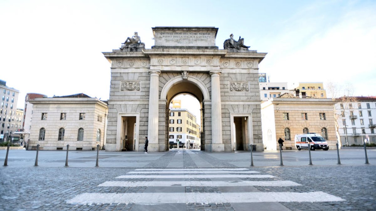 Vista general de la Puerta Garibaldi de Milán vacía de gente