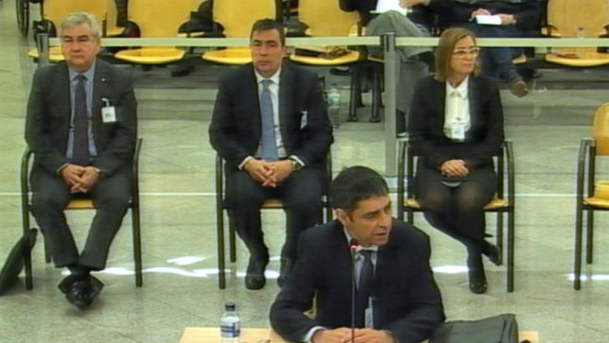 El major Trapero -en primer pla- i els altres acusats, Cèsar Puig, Pere Soler i Teresa Laplana durant el tercer dia de judici
