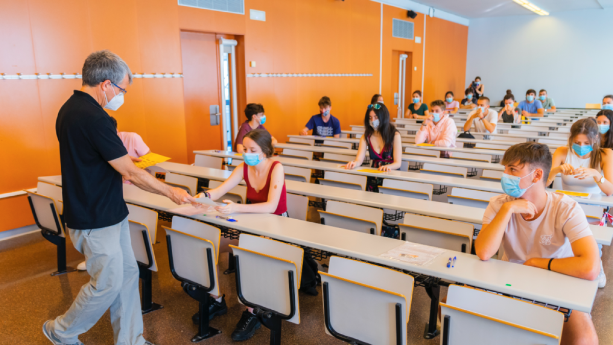 Un aula antes de empezar el primer examen de selectividad en el Campus Catalunya de la URV.