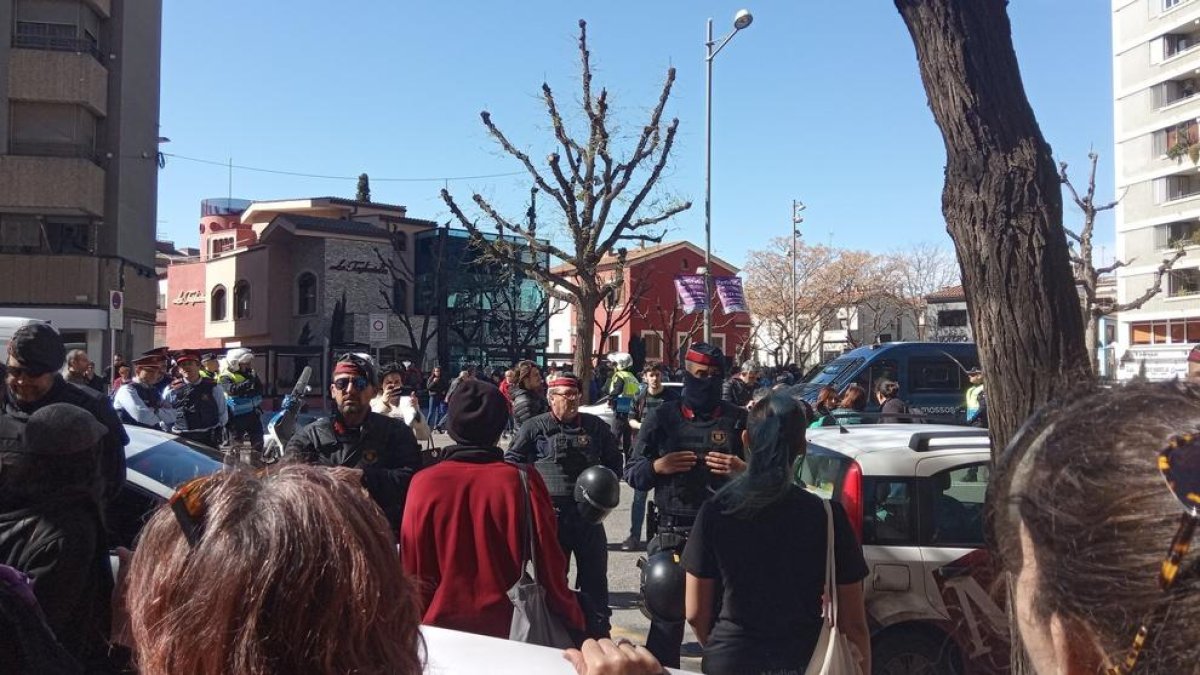 Los manifestantes y las autoridades.