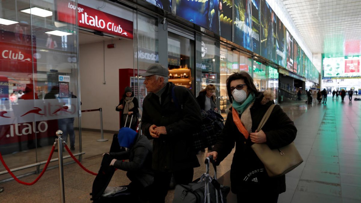 Una dona porta una màscara a l'estació de Roma Termini