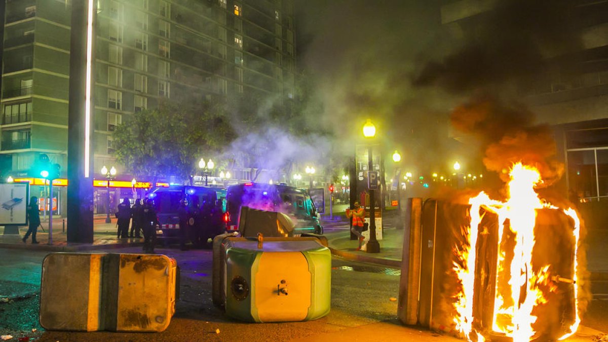 Un contenedor de la basura quemando la noche del 15 de octubre pasado durante los disturbios.