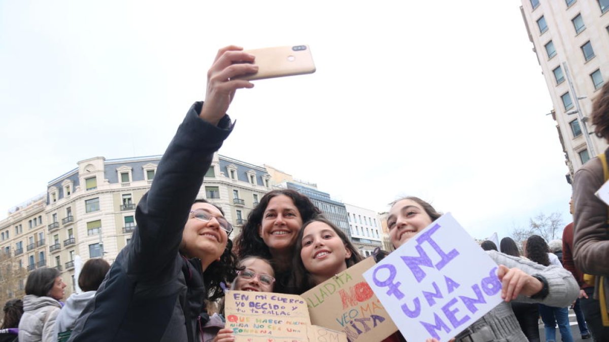 Unas asistentes a la manifestación feminista de Barcelona se hacen una foto