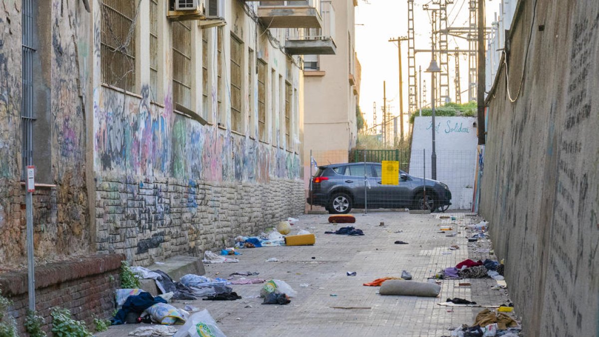 Estado del callejón donde hay una de las fachadas del edificio, con vallas desde el verano y lleno de basura.