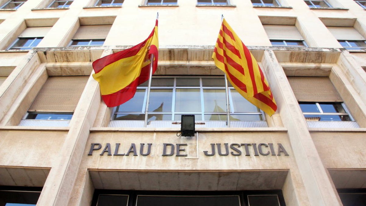 Plano contrapicado de la fachada de entrada en la Audiencia de Tarragona.