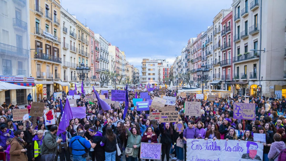 Les pancartes reivindicatives van presidir metres de la mraxa, ocupants només per dones per desig de l'organització