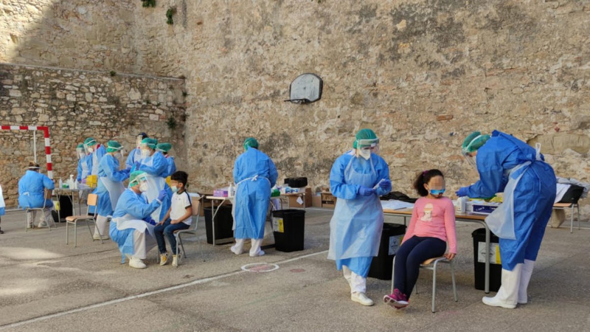 Patio de la escuela Remolinos de Tortosa durante las pruebas PCR a alumnos en el marco del cribado para detectar contagios de covid-19