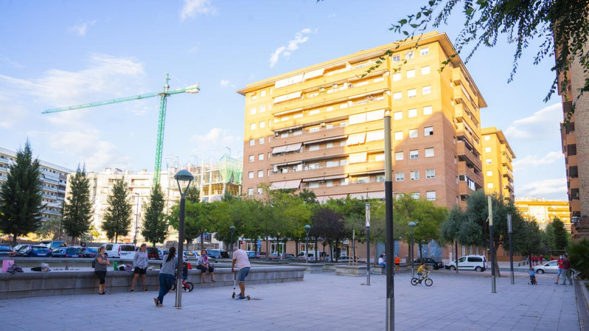 Imagen de una de las calles de la zona de Torres Jordi donde no se encienden las farolas cuando cae la noche, creando inseguridad entre los vecinos.