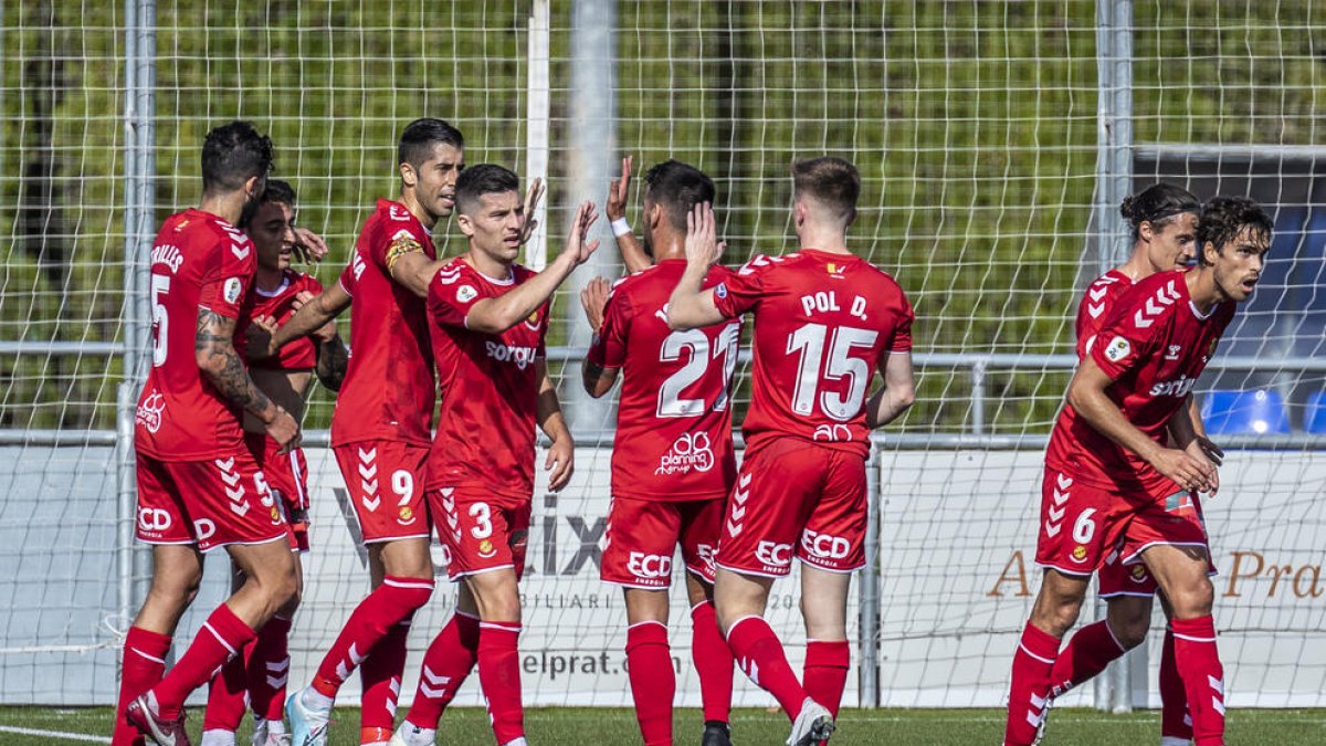 Los jugadores del Nàstic celebran el gol de Pol Ballesteros en el Prat.