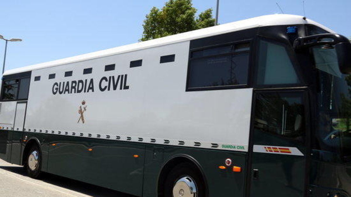 El autobús de la Guardia Civil con los políticos presos llegando a Brians 2.