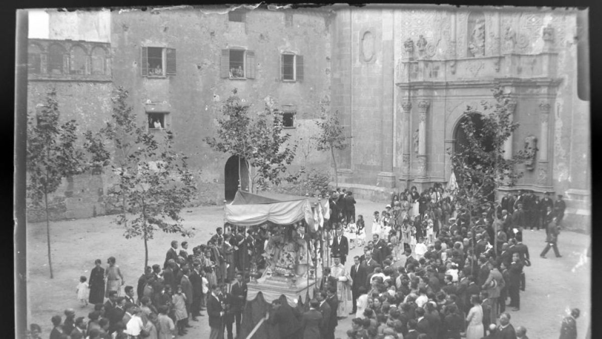 Processó de la Festa Major en honor de la Mare de Déu de la Riera l'any 1922 o 1923.