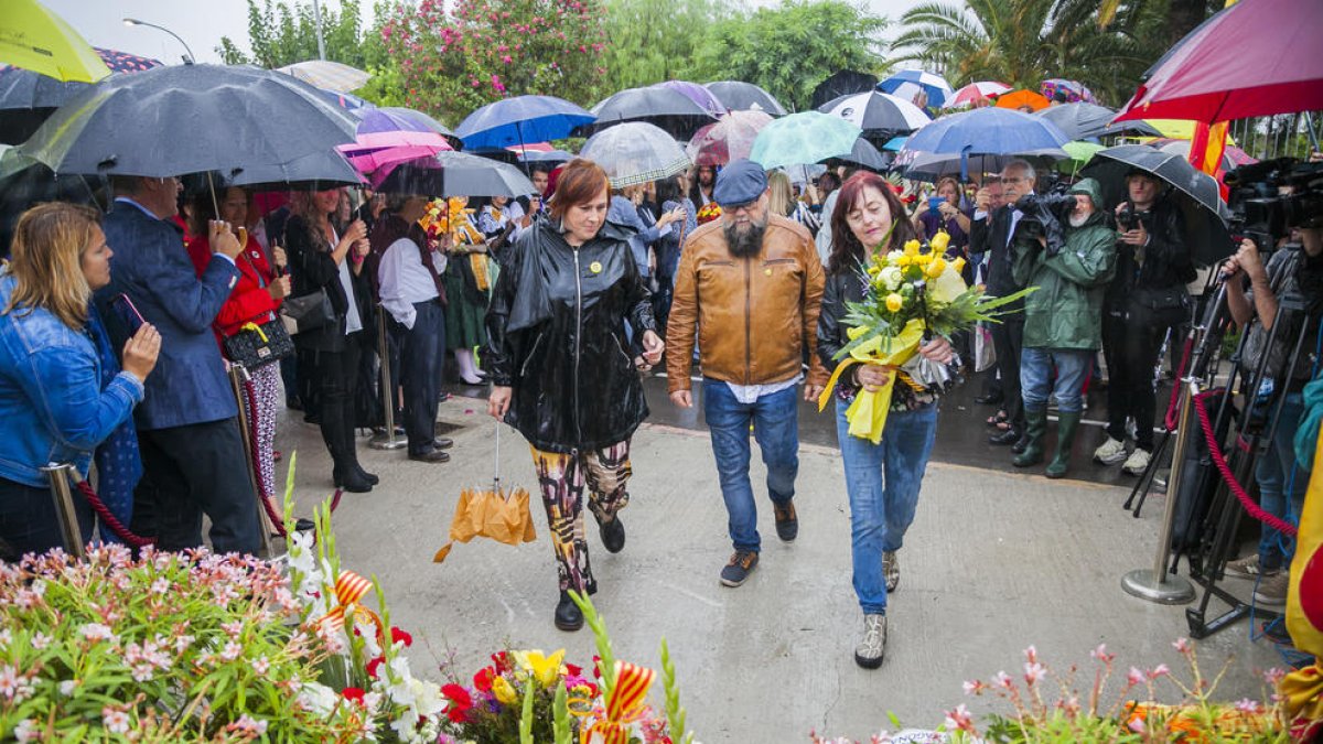 Ofrena floral de l'any passat, amb força presència de persones tot i la pluja.