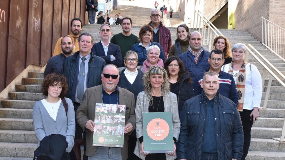 Imagen posterior a la rueda de prensa, con los participantes en la campaña 'Som Comerç TGN'.