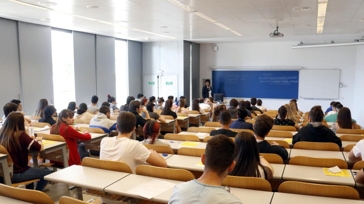 Alumnes a la Facultat d'Economia i Dret de la Universitat de Lleida examinant-se a les PAU.