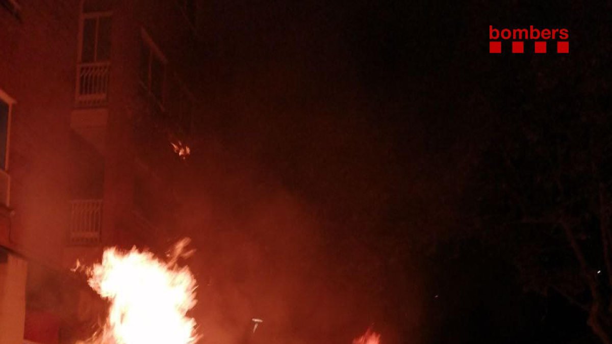 Los bomberos extinguiendo el fuego.