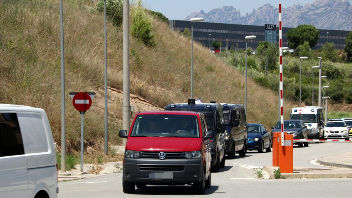 La furgoneta roja que lleva a algunos políticos presos de la prisión de Brians 2 a la de Lledoners, escoltada por vehículos de los Mossos.